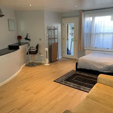 לונדון Studio Apartment - Entire Lower Ground Floor - Only 7 Mins Walk Kings Cross St Pancras Station מראה חיצוני תמונה